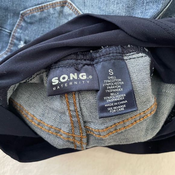 High-Waisted Maternity Distressed Denim Shorts - Picture 3 of 3